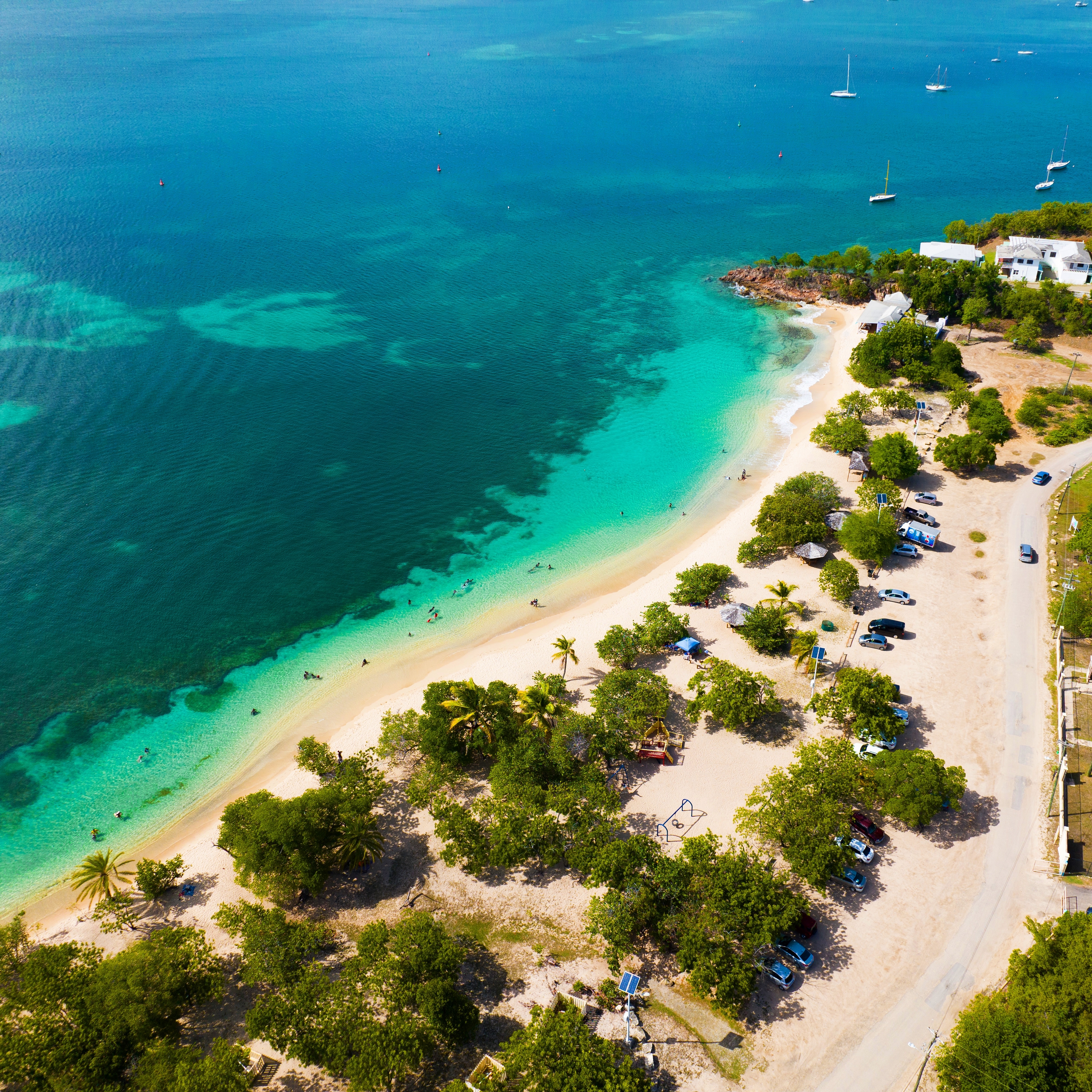 Pigeon Point Plajı Antigua ve Barbuda'nın en iyi plajlarından biridir.