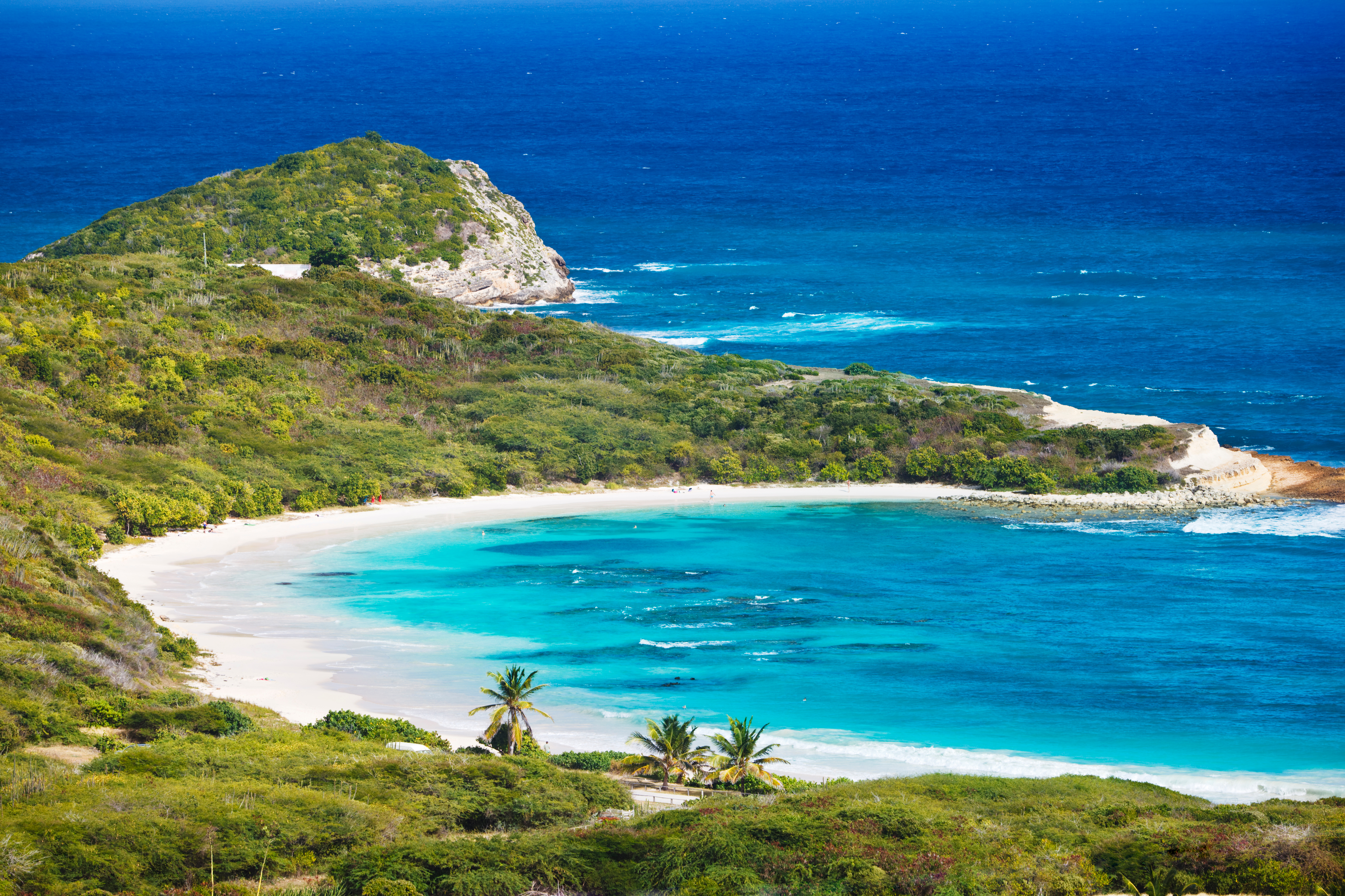 RIF Trust, Half Moon Bay'i Antigua ve Barbuda'daki en iyi plajlardan biri olarak sınıflandırmaktadır.