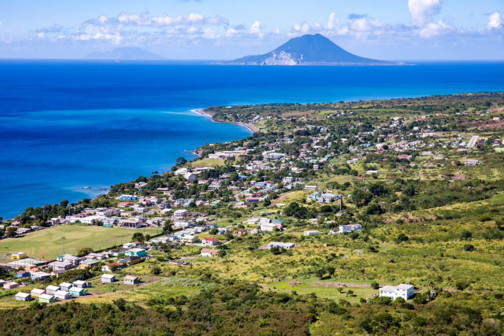 Đầu tư vào bất động sản trên đảo để đổi lấy quyền công dân Saint Kitts và Nevis.