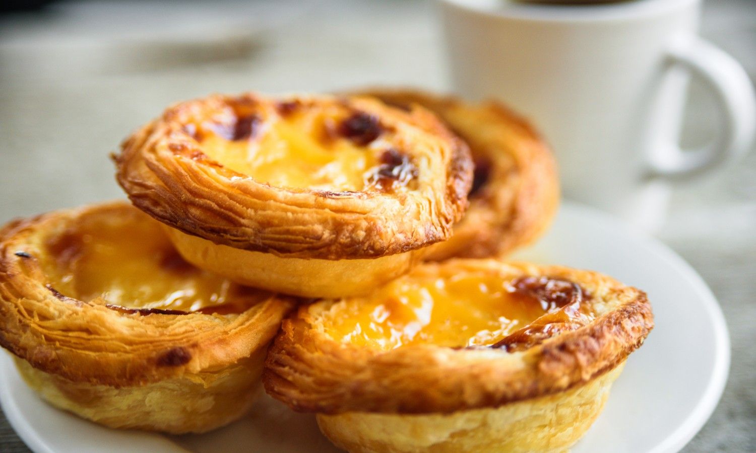 Thưởng thức một chiếc pastel de nata trở lên ở Lisbon vào Ngày 3 trong hành trình 7 ngày ở Bồ Đào Nha của chúng tôi.  