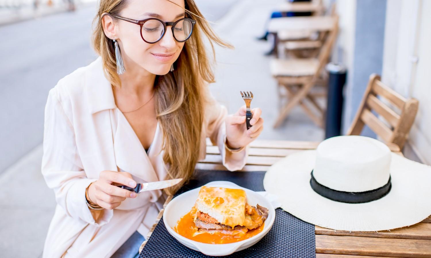 Deléitese con una francesinha en Oporto mientras sus 7 días en Portugal se acercan a su fin.