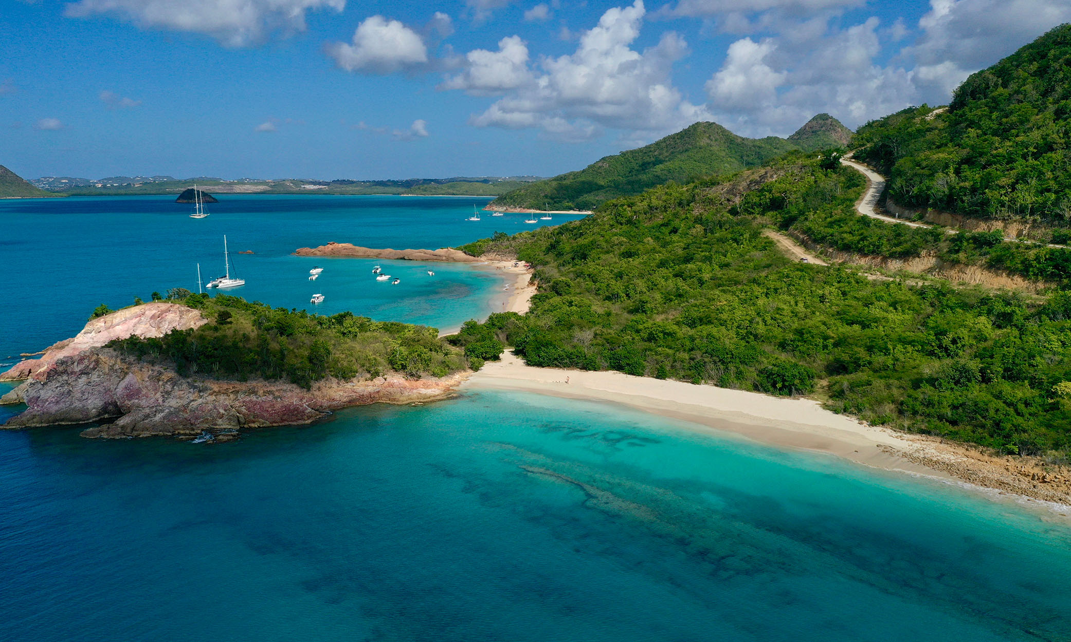 Antigua'da yılın her günü için bir plaj vardır.