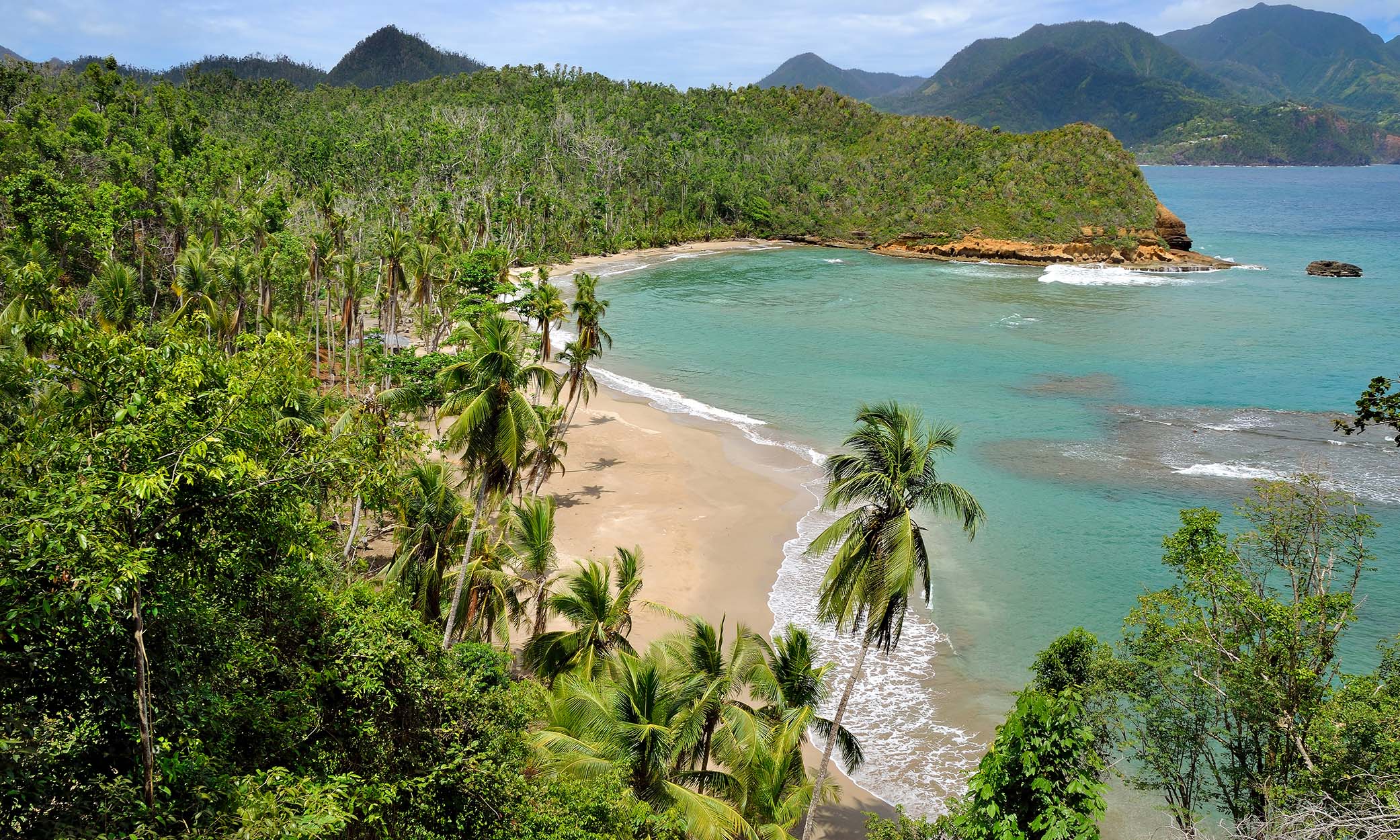 Dominica parece el tipo de lugar en el que Robinson Crusoe desembarcó.