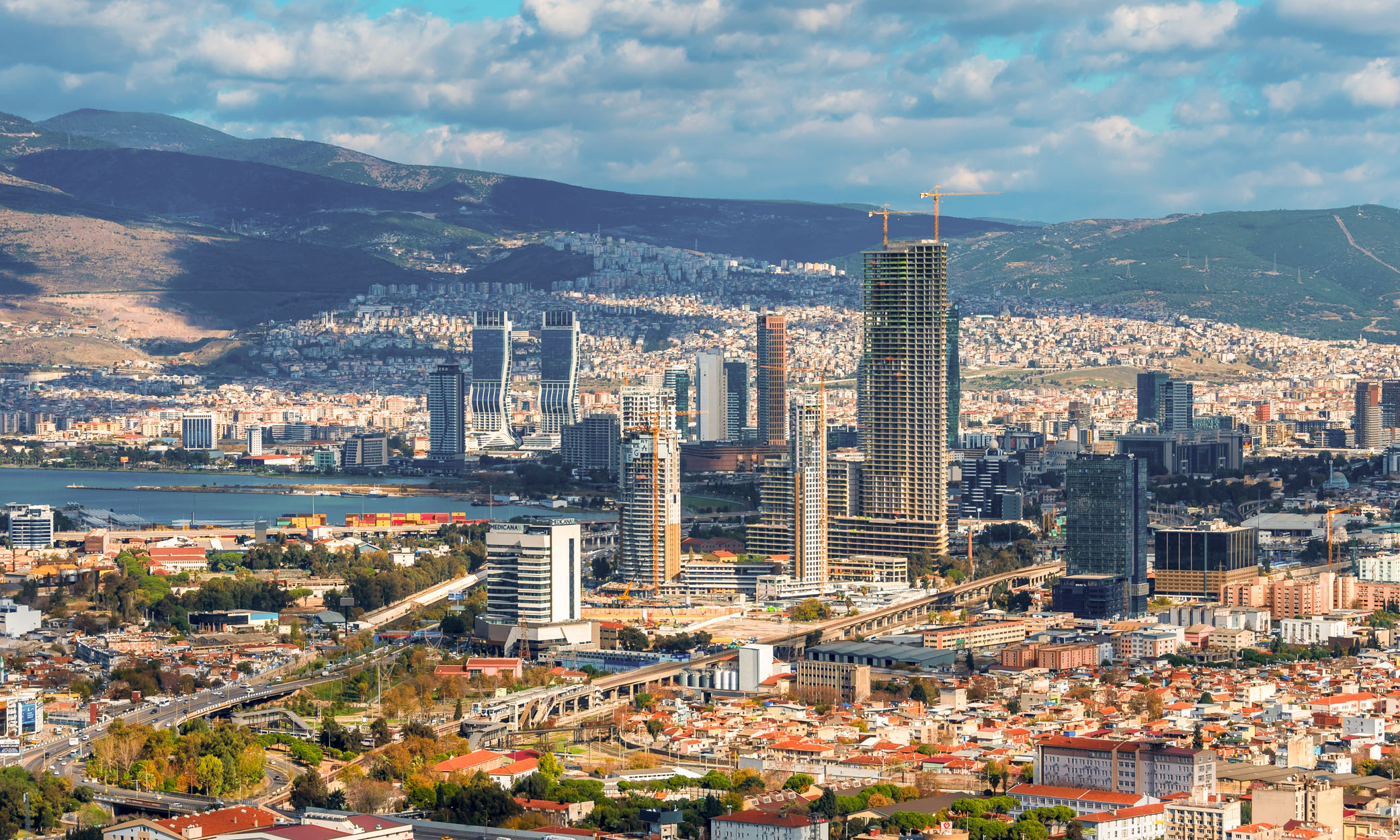 Kadifekale Kalesi'nden panoramik İzmir manzarasının keyfini çıkarın.