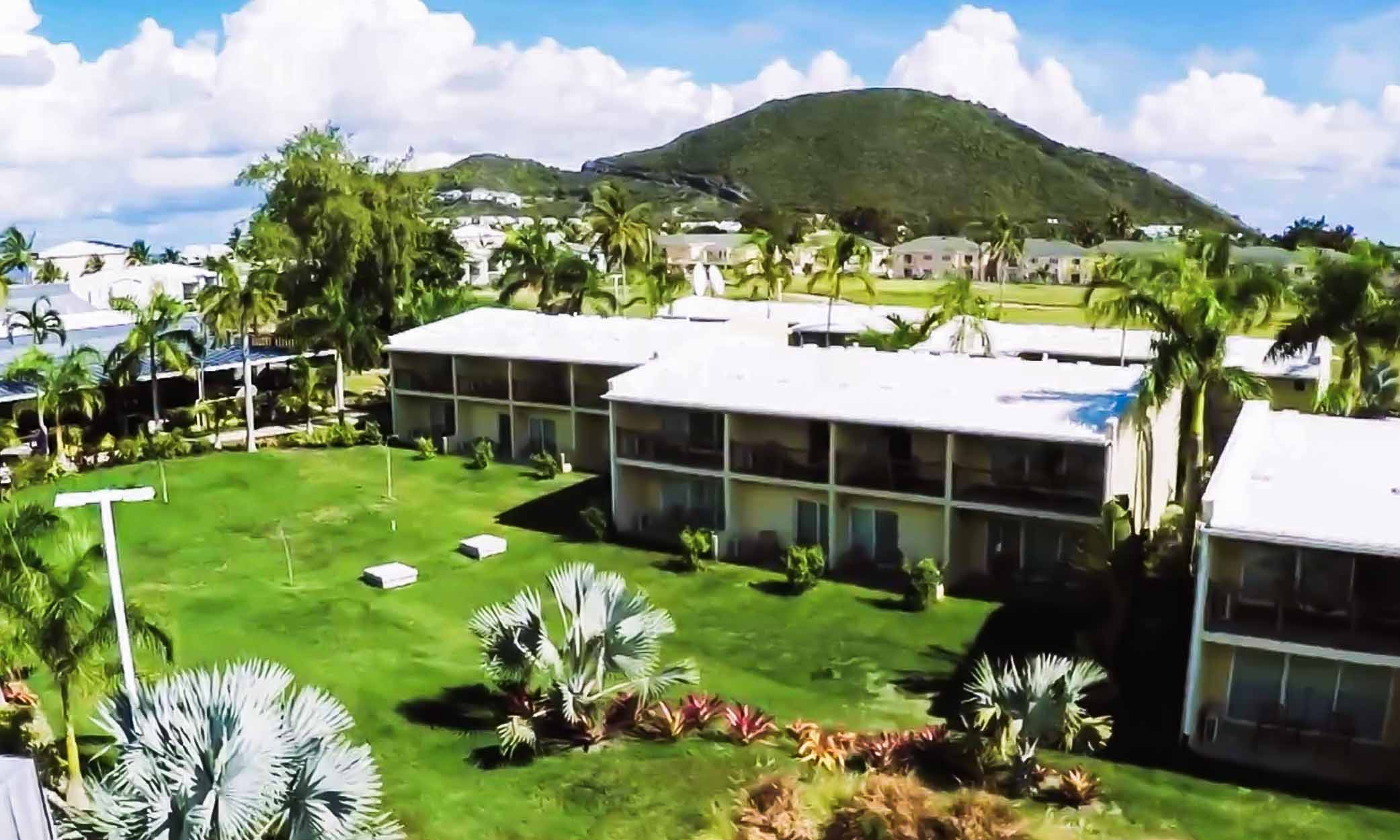 St Kitts ve Nevis olabildiğince yeşil ve hoş bir yerdir.