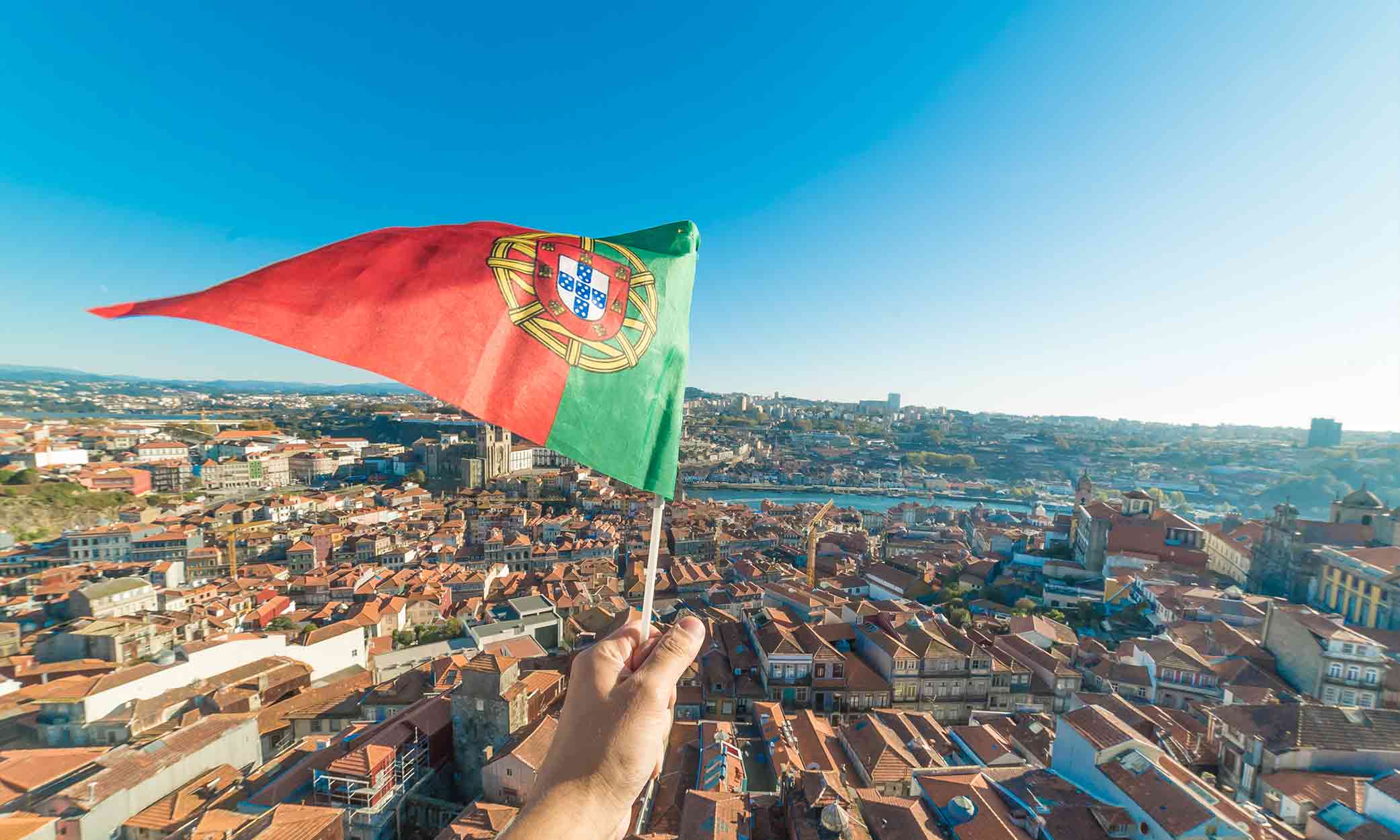What are the qualifying requirements to get a Portuguese Golden Visa?